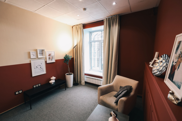 Кабинет №3 - бордовый с 2-мя креслами