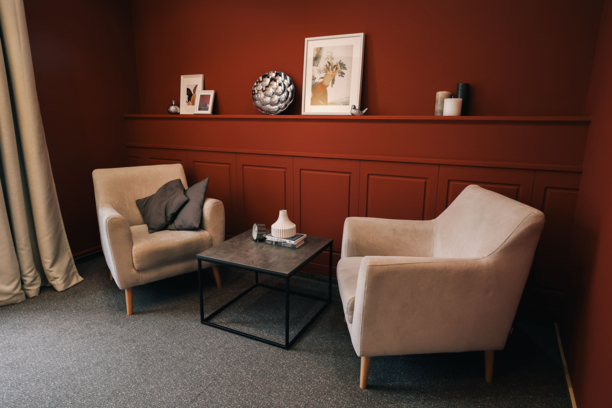 Кабинет №3 - бордовый с 2-мя креслами