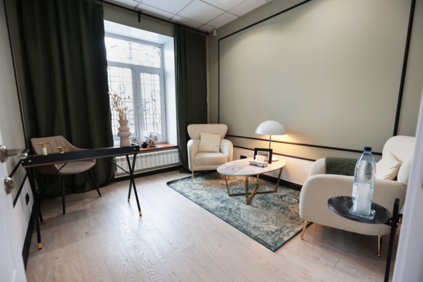 Кабинет №6 - белые кресла